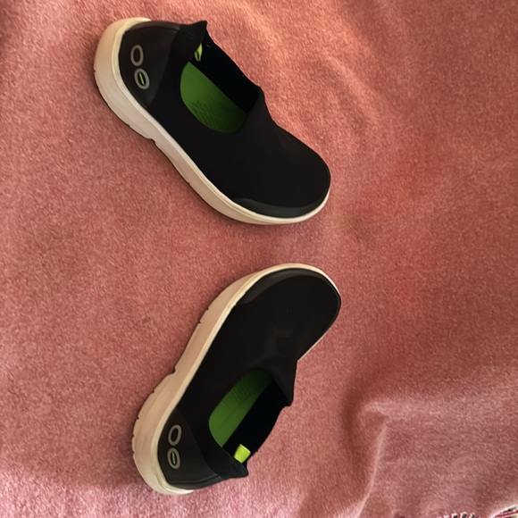 WOMEN'S OOMG EEZEE LOW SHOE - BLACK
US Size 9 / EU Size 40 - Picture 3 of 3